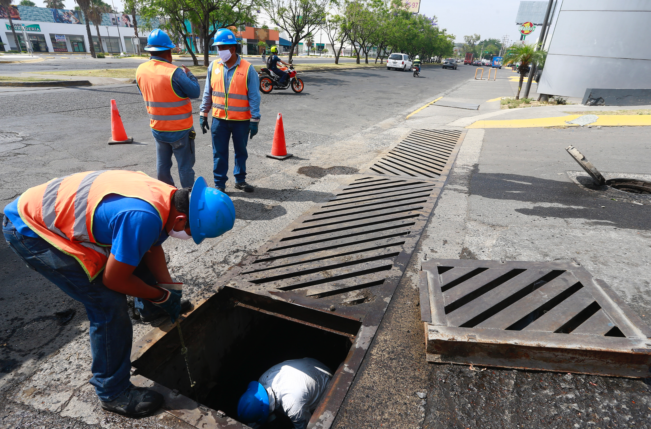 Drenaje en malas condiciones contaminan canales en Villa Fontana en Jalisco